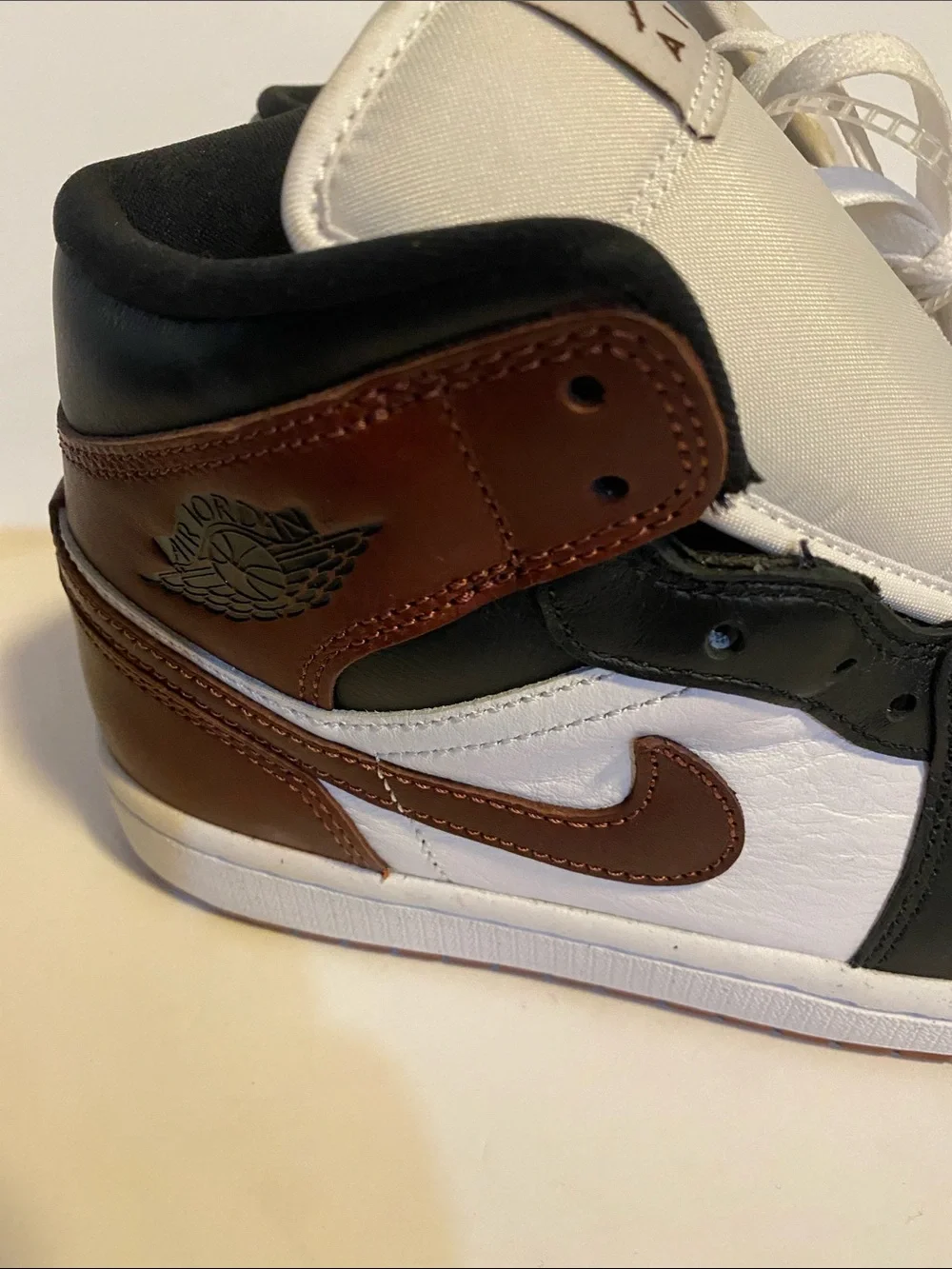 NWOT Men's Jordan 1 Mid SE White/Dark Pony-Black HF3216-102